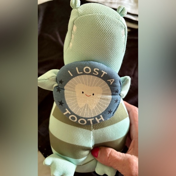 Fun Tooth fairy
milestone” LOST A TOOTH “
alligator to hold money or Keepsakes - Picture 2 of 8